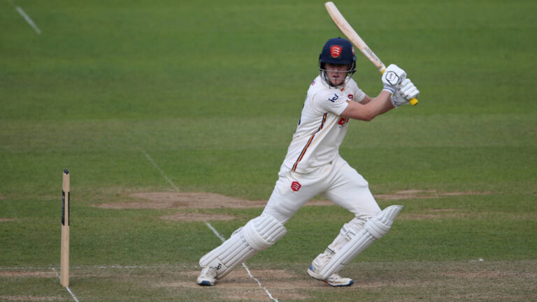 Porter's Maiden Fifty Inspires Essex Fightback Against Leicestershire 2 401114.6