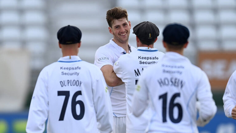 Aitchison caps allround masterclass as Derbyshire rout Lancashire 3 321801.6