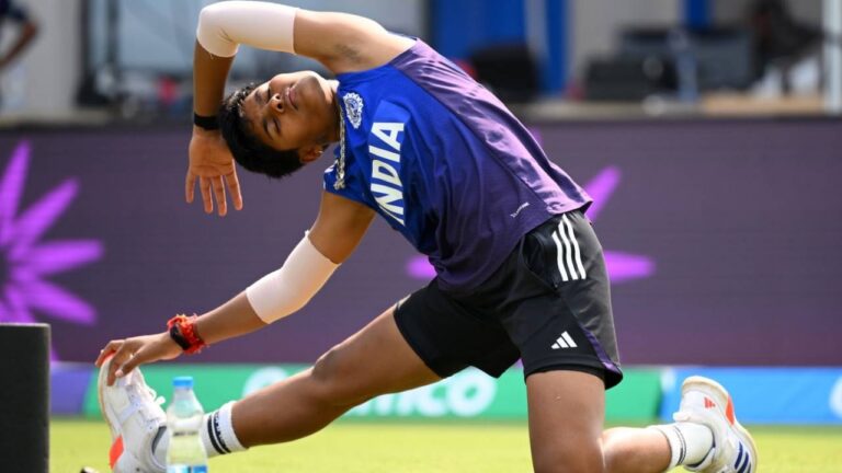 Unchanged England opt to bowl in decider; India bring Gaud back 2 408040.6