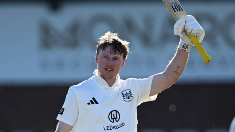 Gloucestershire warm to task thanks to Hammond hundred on Day 1 3 416137.6